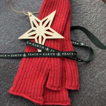 Green Grove Scotland Brodie Mittens STRAWBERRY